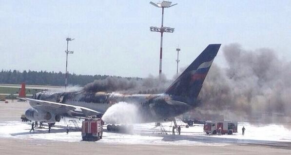 В московском аэропорту вспыхнул самолет