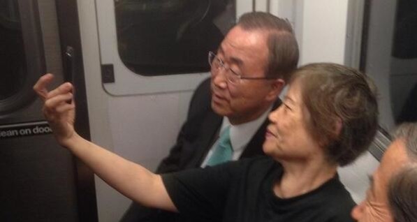 Генсек ООН в метро сфотографировался с пассажиркой