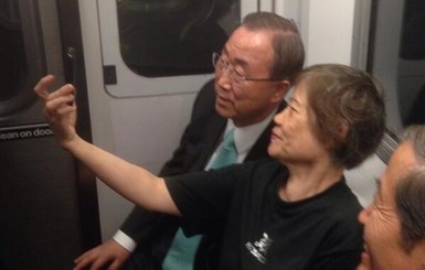 Генсек ООН в метро сфотографировался с пассажиркой