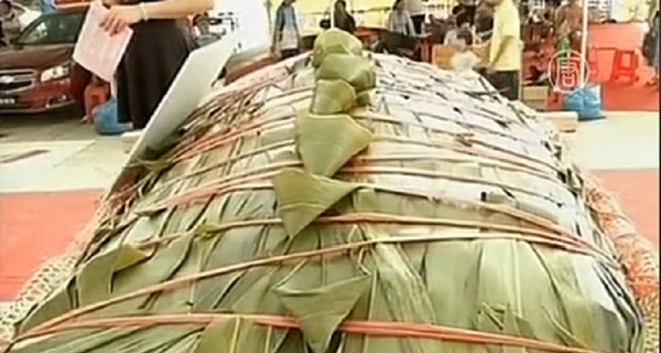 В Китае приготовили гигантский пельмень весом 190 килограммов