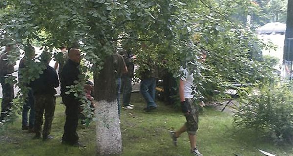 В Киеве мужчины в балаклавах опять жгли шины