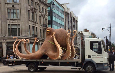 Огромный осьминог заблокировал центр Лондона