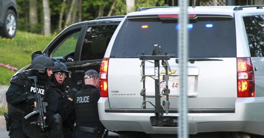 В Канаде мужчина открыл стрельбу огонь по сотрудникам полиции, есть жертвы