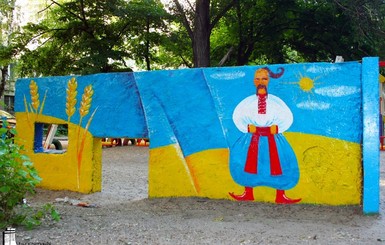 Днепропетровск наряжается в Петриковку, казаков и цвета флага Украины