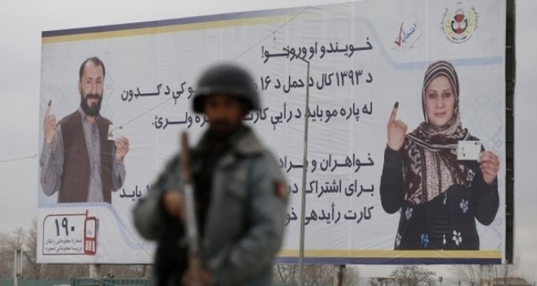 В Афганистане около кандидата в президенты взорвались бомбы