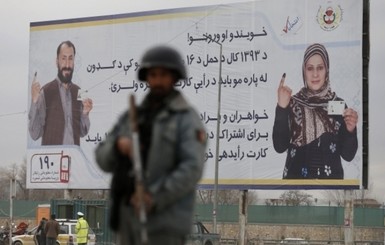 В Афганистане около кандидата в президенты взорвались бомбы