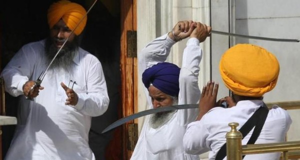 Вооруженные мечами сикхи устроили массовую драку в индийском храме  