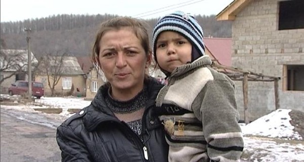 Янукович из Закарпатья дерется с мальчишками и "воспитывает" родителей