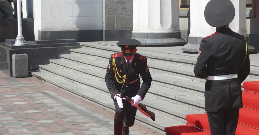 Во время прохода Порошенко по красной дорожке упал солдат