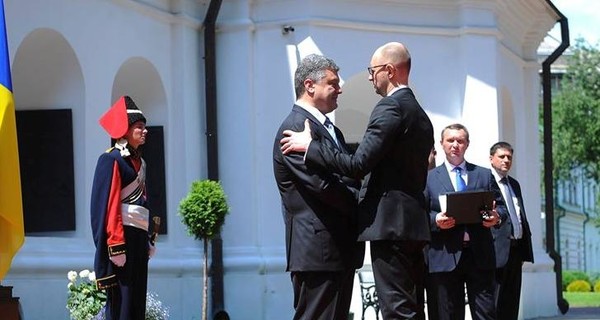 Яценюк поздравил Порошенко со вступлением в должность президента