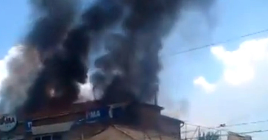 В Славянске  в результате взрывов загорелись жилые дома  