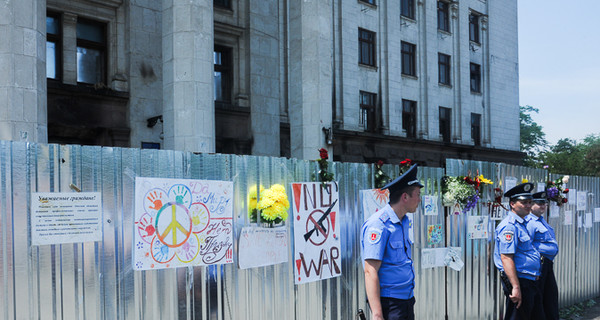 В Одессе погибших в Доме профсоюзов поминают черными воздушными шарами