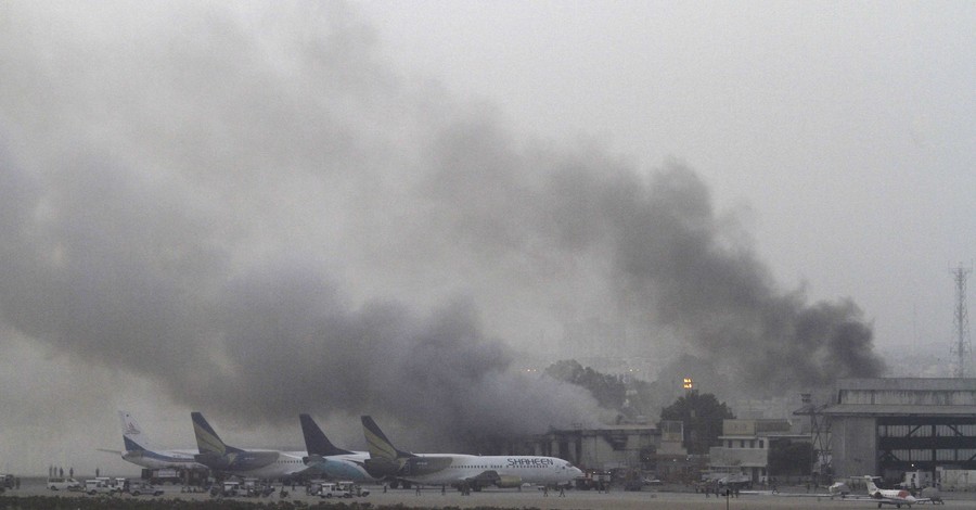 В Пакистане талибы напали на аэропорт. Погибли 23 человека