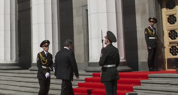 Во время инаугурационных торжеств упал солдат почетного караула. Одни посчитали это хорошей приметой, другие - плохой.