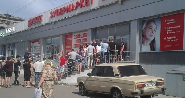 Луганск сегодня: очереди к банкомату и поиск сигарет