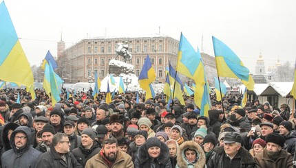 На Софиевсккую площадь вышли тысячи людей поддержать Объединительный Собор