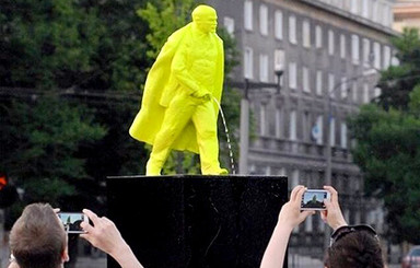 На площади в Польше появилась статуя писающего Ленина