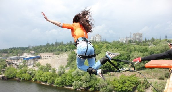 Отдых, не выезжая из Запорожья: прыжок с моста и катание на вейке