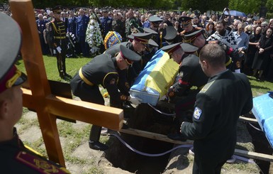 Украина в слезах: в некоторых регионах солдат хоронят десятками