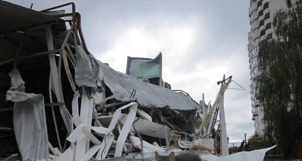На месте упавшего в Харькове строительного крана до сих пор руины