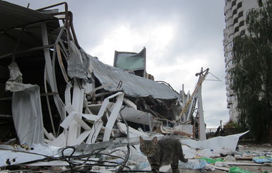 На месте упавшего в Харькове строительного крана до сих пор руины