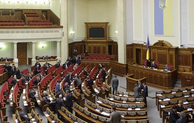 100 депутатов регулярно не приходят в Раду, но каждый месяц получают зарплату в 20 тысяч гривен