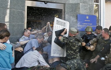 Майдановцы заблокировали здание Госпогранслужбы и требуют отставки руководства