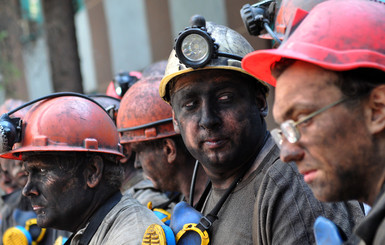 Спасатели не могут пробиться к девяти горнякам, попавшим в зону взрыва на шахте в Донбассе 