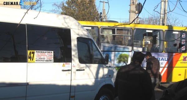 В Одессе маршрутка протаранила троллейбус