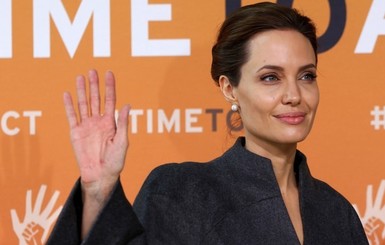 Анджелина Джоли получила женский рыцарский титул