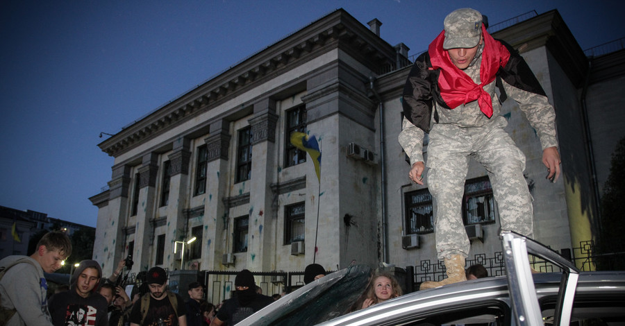 Посольство России в Киеве закидали камнями, краской и 