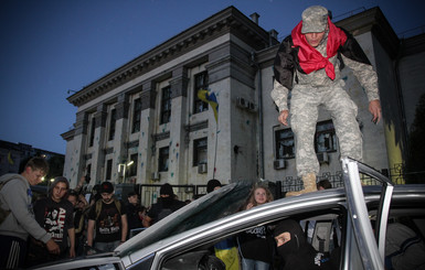 Посольство России в Киеве закидали камнями, краской и 
