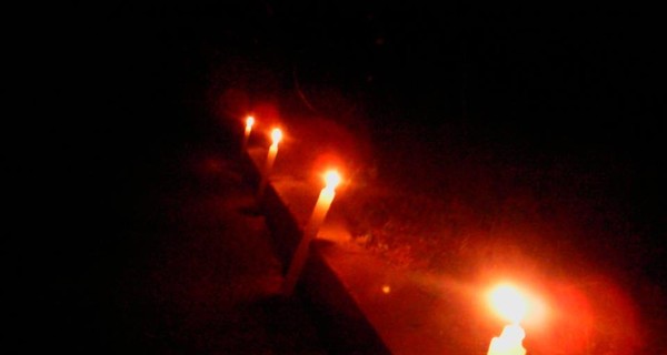 Во Львове возле посольства РФ зажгли свечи