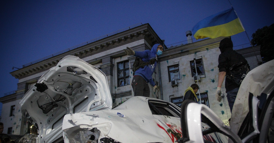 СМИ: В ночь на воскресенья у посольства РФ в Киеве действовали мародеры