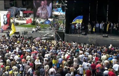 Майдан потребовал отставки Кабмина и призвал к пикету Минобороны