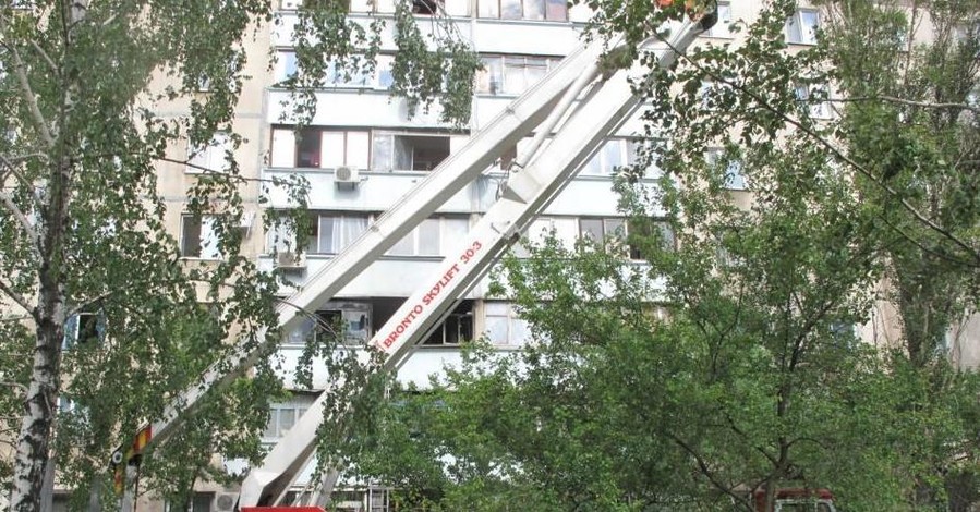 Из горящей квартиры трехмесячного малыша спасали через окно на пятом этаже 