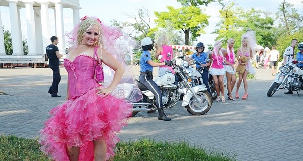 Блондинки в Одессе развлекали оперативников и фотографировались на милицейских байках