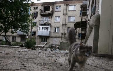 В Луганске снова стрельба: от взрывов у горожан дрожали стекла и мебель