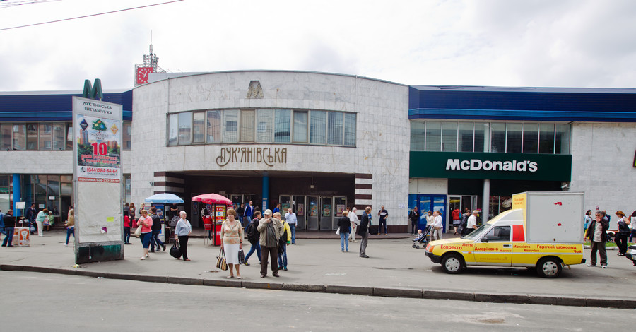 В Киеве убрали МАФы возле станции метро 