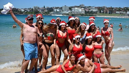 Бикини и снеговики из песка: австралийцы отпраздновали Рождество на пляже