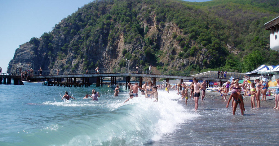 Веб-камеры Крыма показывают: туристов мало, но отдыхать на пляжах стало комфортнее
