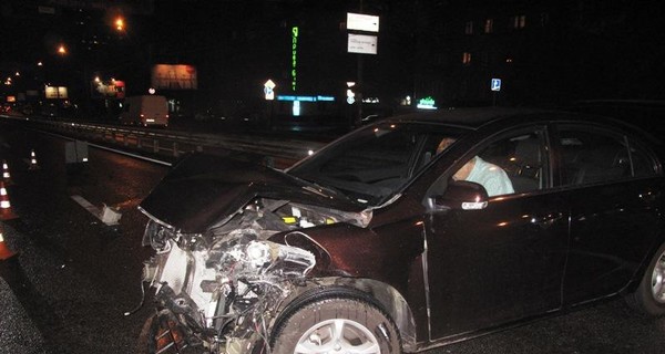 В Киеве микроавтобус разбил ларек и четыре иномарки