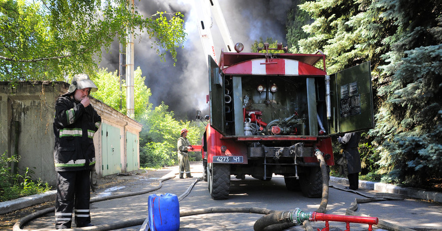 В Киеве спасатели вынесли из огня молодого инвалида