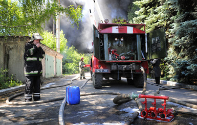 В Киеве спасатели вынесли из огня молодого инвалида