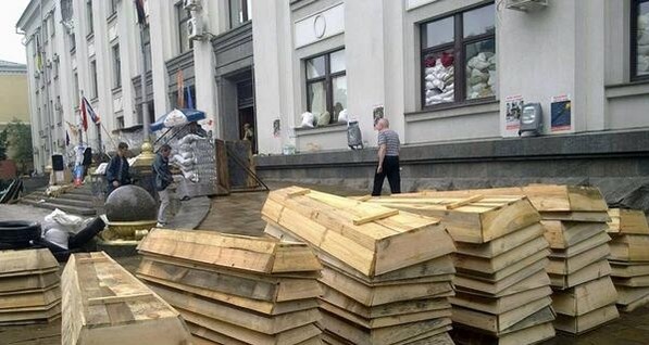 В Луганске к зданию ОГА привезли гробы