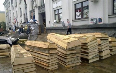 В Луганске к зданию ОГА привезли гробы