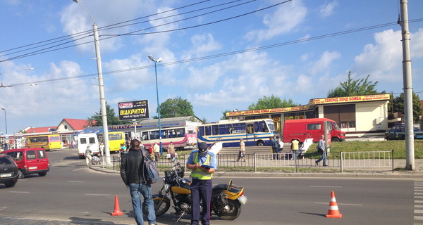 Во Львове мотоциклист сбил на пешеходном переходеженщину
