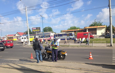 Во Львове мотоциклист сбил на пешеходном переходеженщину