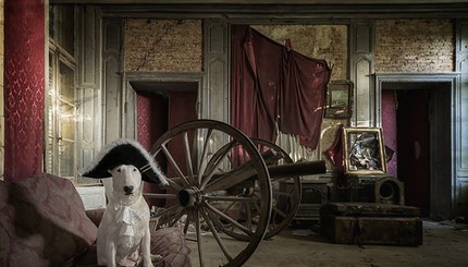 Фотограф с собакой делает мистические снимки заброшенных домов
