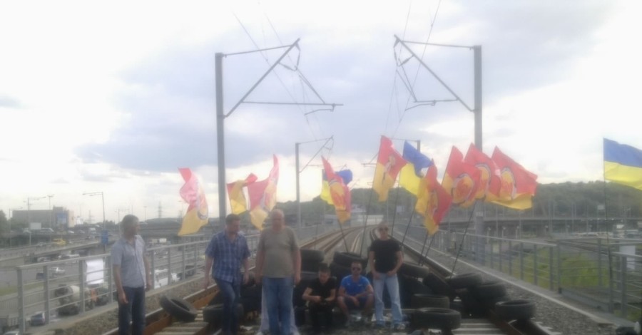 В Киеве строители перекрыли покрышками железнодорожный мост